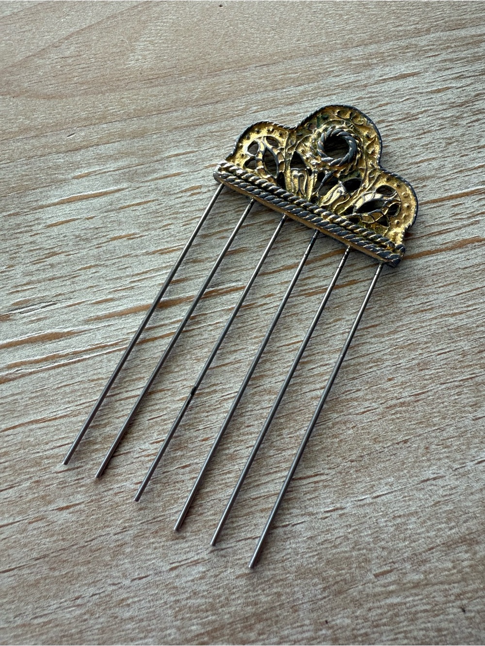 Vintage Gold Tone Decorative Hair Combs Set of 2 - Picture 6 of 7